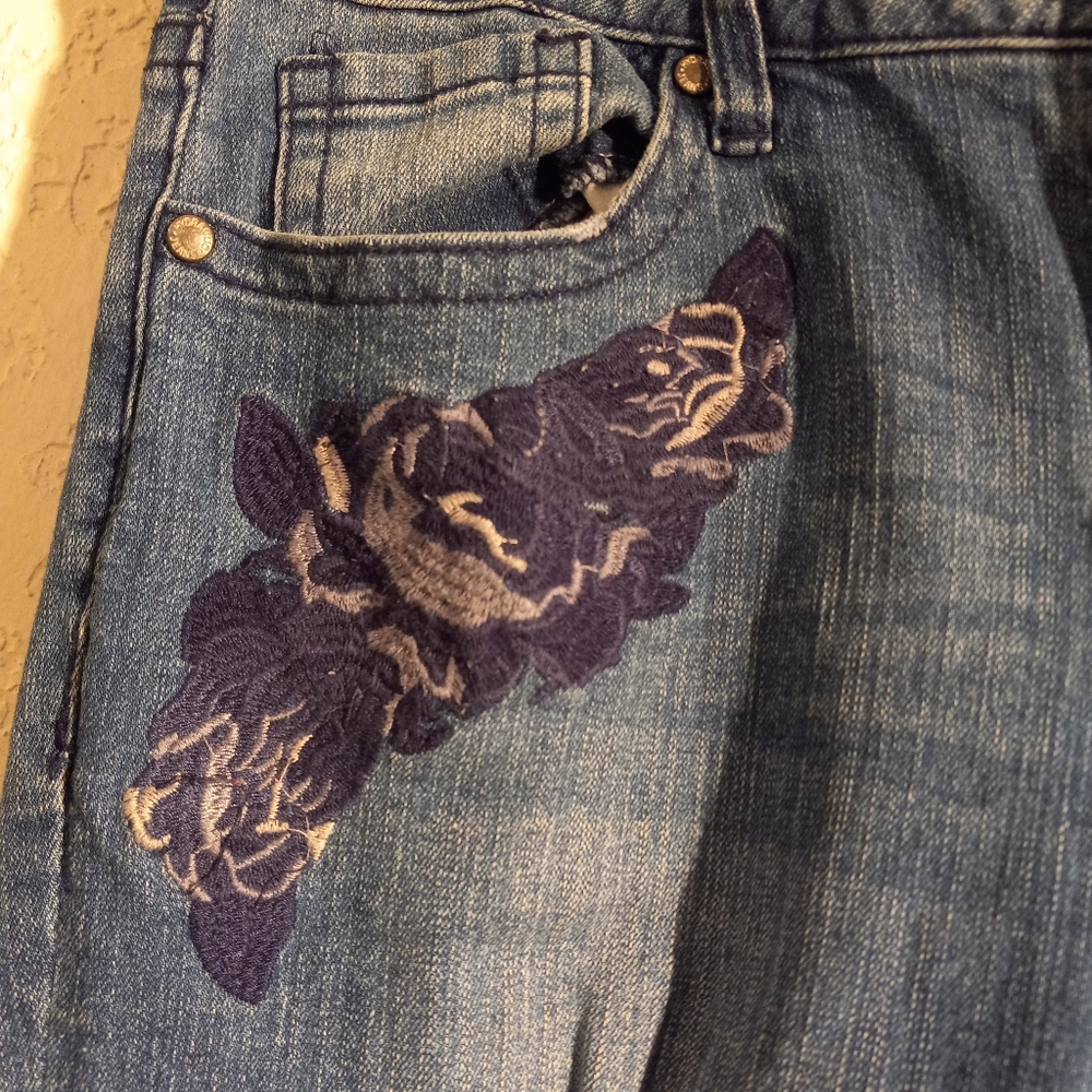 Embroidered Distressed Jeans - Picture 4 of 9